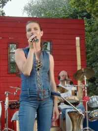 Anna-Maria tolkar Ulf Lundell på Parkteatern, Stockholm